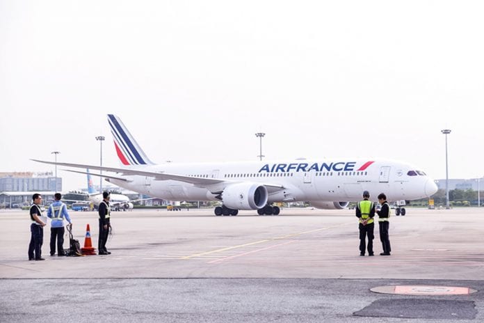 787-9飞抵广州机场