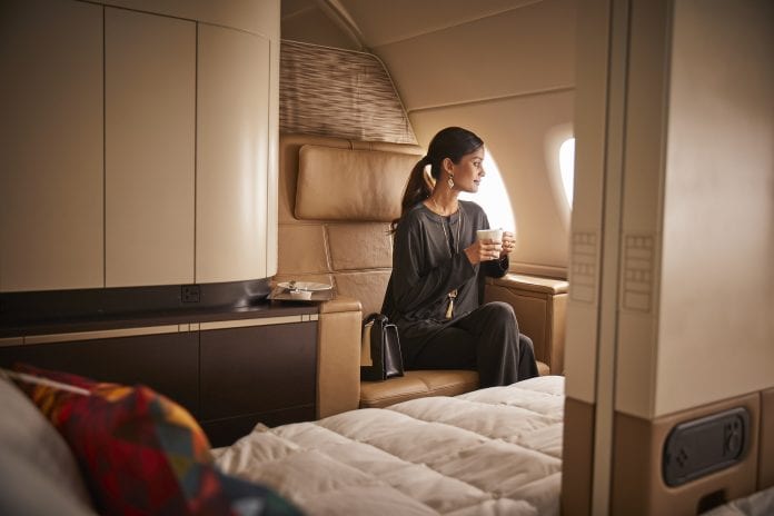 乘客穿着全新机上便服于阿提哈德A380公寓头等舱