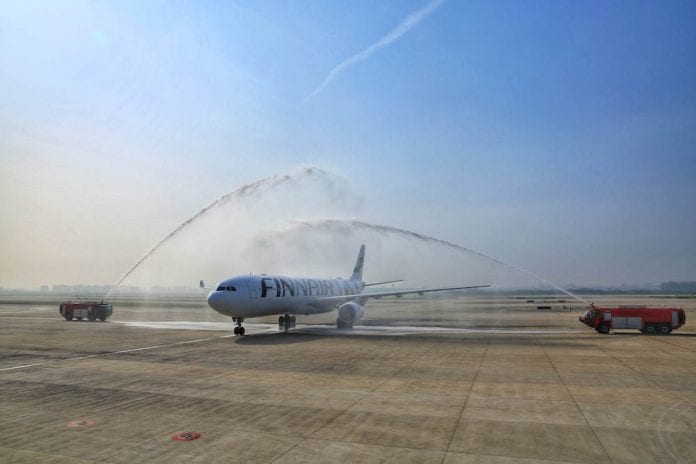 芬兰航空空客A330客机降落在南京禄口国际机场w