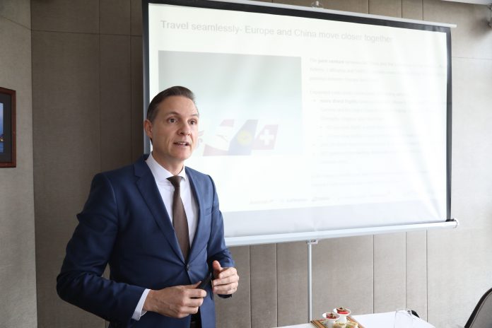 汉莎航空集团亚太区销售副总裁Alain Chisari 为媒体介绍集团最新动态