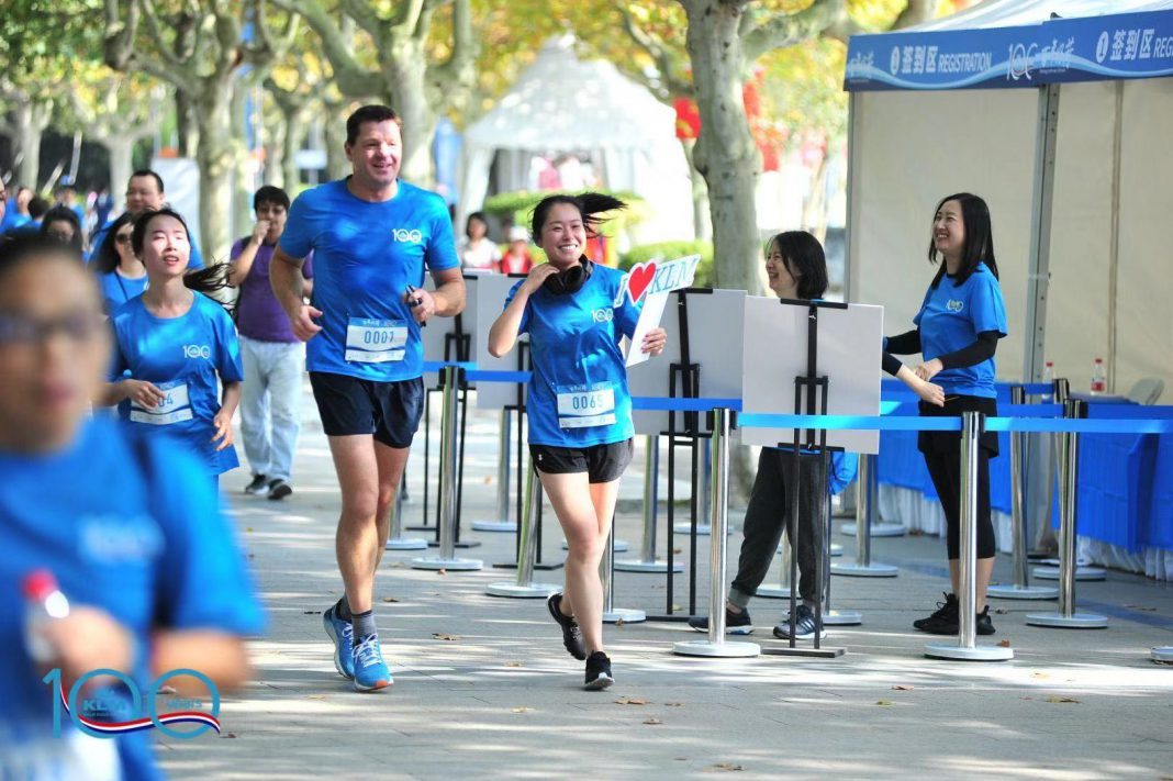 荷航在中国举行千人蓝色跑 共庆百年好荷