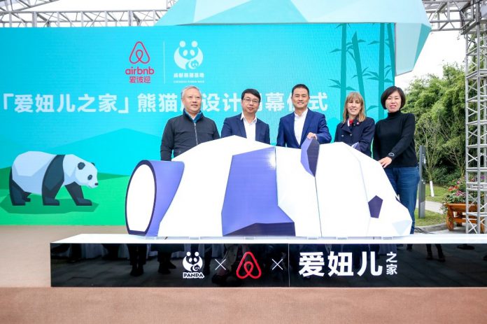 爱彼迎中国总裁彭韬和嘉宾在发布仪式上合影