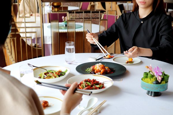 酒店集团积极响应政府倡议 严格落实公筷公勺服务