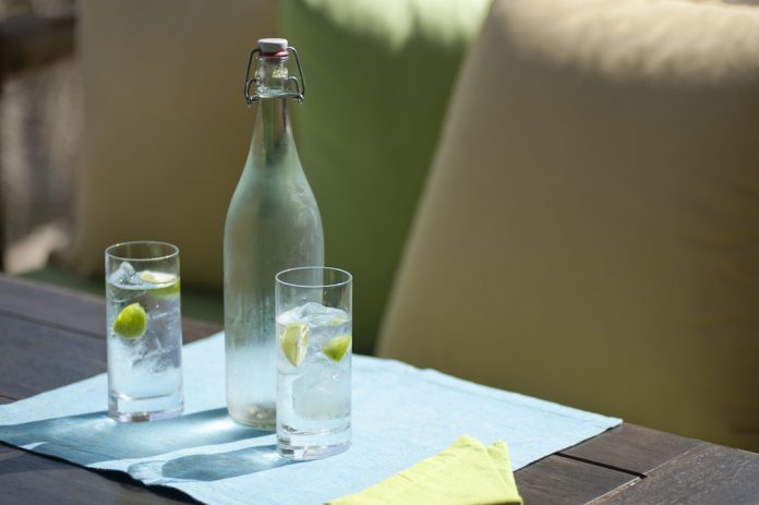 以玻璃瓶代替塑料瓶装水