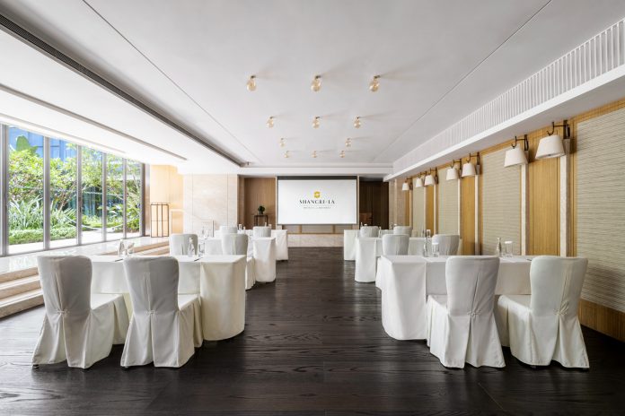 1. 香格里拉酒店调整会议布局和座位以符合安全距离规范