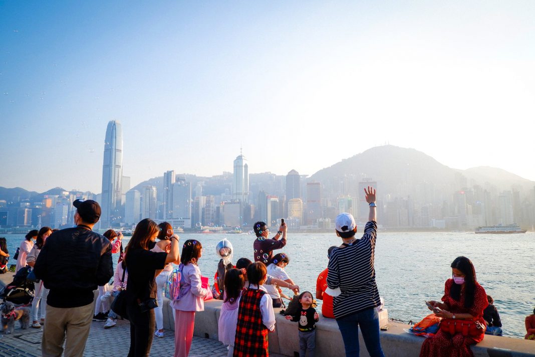 国家移民局:春节出入境人数较去年大增120%