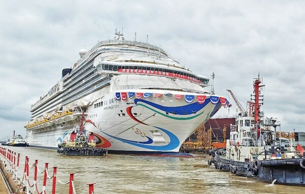 中国首艘国产大型邮轮“爱达·魔都号” 试航