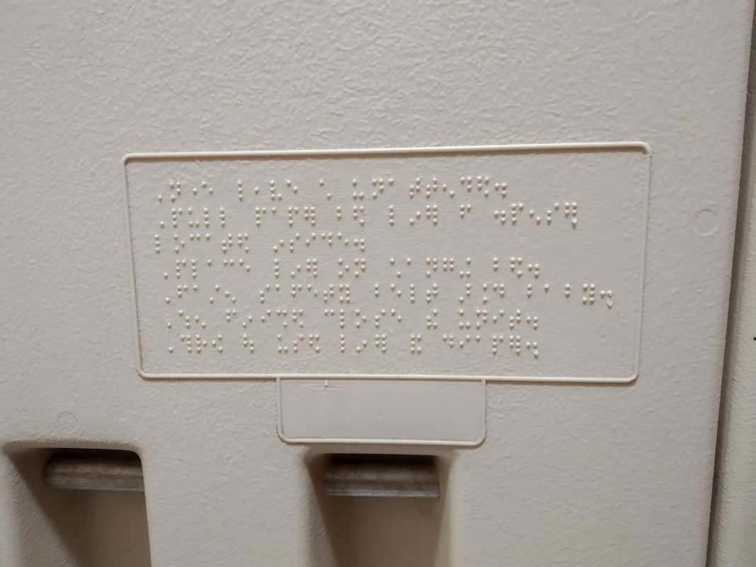 飞机舱内增设盲文 优化残障旅客飞行体验