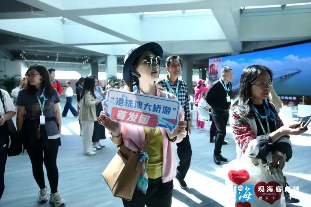 港珠澳大桥游开通满月 接待游客约3.3万人次