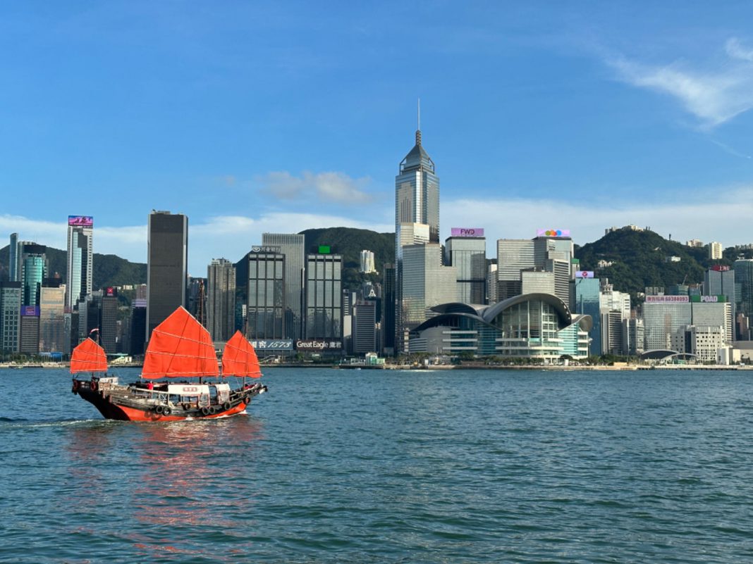 今年前7个月访港旅客约2500万人次 同比上升52%