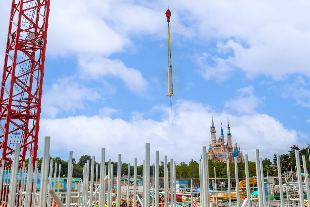 上海迪士尼蜘蛛侠主题园区启动景点安装工作