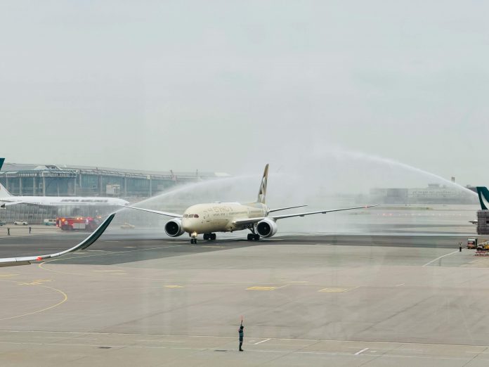 阿提哈德航空降落香港