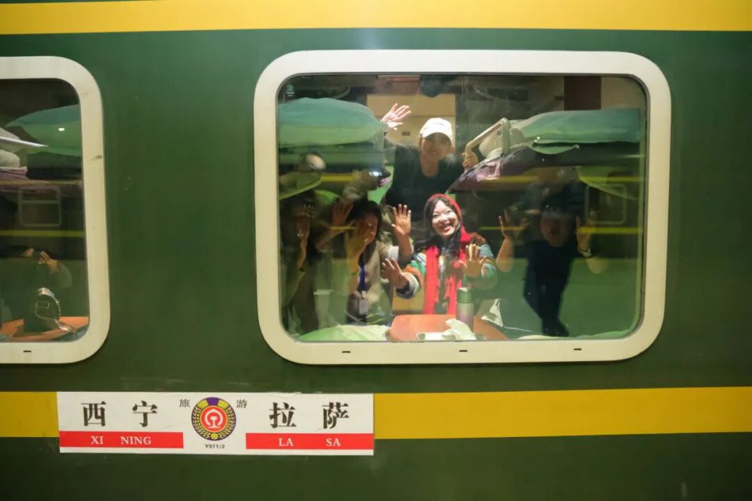 2026年首趟入藏旅游专列抵达拉萨