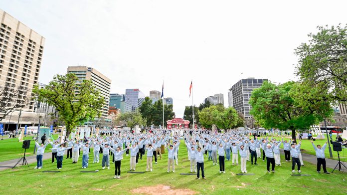 无限极千人齐聚阿德莱德共练八段锦让国际友人亲近中华养生文化